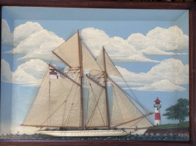 Auktion 349<br>Segelschiff Halbmodell mit gemalten Panorama,Schaukasten verglast, 36x49 cm [1]