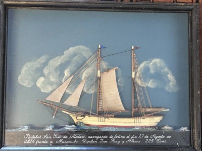 Auktion 349<br>Halbmodell eines spanischen Segelschiffes, beschriftet, in Schaukasten/Glas,  RG 50x50x7 cm [1]