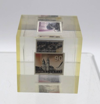 Auktion 349<br>Briefbeschwerer mit Briefmarken, Plexiglas, Schweiz, 7 x 7cm [1]