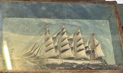 Auktion 349<br>kl.altes Halbmodell-Segelschiff mit Leuchtturm, Schaukasten, 25x35x7 cm [1]