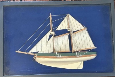 Auktion 349<br>Hlabmodell  eines kl. Segelschiffes in Schaukasten/Glas, RG 45x30x5,5 cm [1]