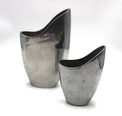 Auktion 349<br>Paar Designvasen, Aluminium, Entw. Anna Efverlund, H-27,5 cm u. 19,5cm [1]