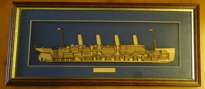 Auktion 349<br>Aufriss der R.M.S. Titanic aus Holz, ger/Glas, RG 10x43 cm [1]