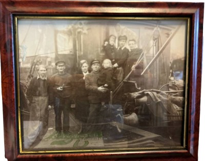 Auktion 349<br>altes Foto einer Bremerhavener Reederfamilie anlässlich der Schiffstaufe 1948, Die WILHELM PETER steht auf der Kaje des Fischereihafens in Bremerhaven, wohl zurzeit noch?, ger/Glas, RG 25x30 cm, verso Zettel [1]