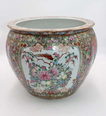 Auktion 349<br>gr. sogen. Fishbowl, China, rote Marke, Blumen -u. Personendekor, H-30cm D-36cm. [1]