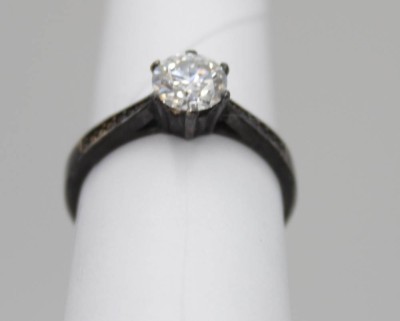 Auktion 352<br>925er Silber-Ring mit einem Moissanite, 0,8ct, 2,4gr., RG 52 [1]