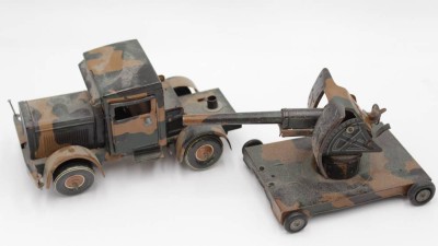 Auktion 350<br>Blech LKW und Geschütz, ungemarkt, älter, bespielte Erhaltungen, ca. H-8,5cm L-17,5cm [1]