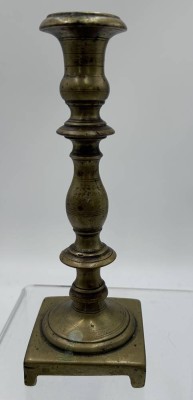 Auktion 350<br>Biedermeier Bronze Kerzenhalter, rechteckiger Stand, H-19 cm, 7x7 cm [1]