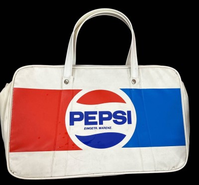 Auktion 350<br>vintage Kühltasche Pepsi, eingetragenes Warenzeichen, Kunststoff, 60/70-er Jahre, guter Zustand, ca. 42x25 cm, Reissverschluss ok., [1]