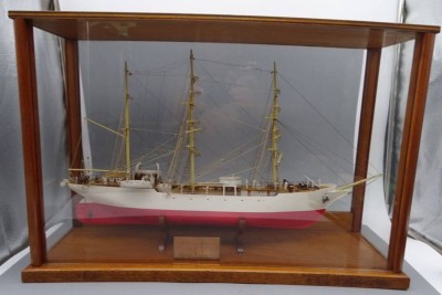 Auktion 350<br>Segelschiffmodell in Tischvitrine mit Widmung, gebaut von F. Klaiber an Bord, H-39 cm, 59x19 cm [1]