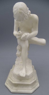 Auktion 350<br>Der Dornenzieher, Alabaster, 2 teilig, H-24 cm [1]