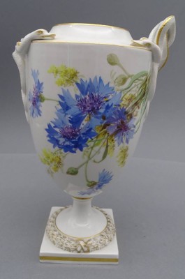 Auktion 350<br>Meissen Vase mit Blumen Feuchtmalerei, Deckel fehlt, ein Henkel abgebrochen, 1.Wahl, al Belegstück [1]