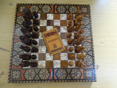 Auktion 350<br>gr. Schach-Backgammon Spiel, Holz mit  Perlmutt eingelegt, 20x40 cm, geöffnet 40x80 cm, komplett und guter Zustand [1]