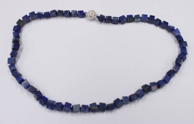 Auktion 351<br>Lapislazuli-Halskette, Steine in Würfelform, Magnetschließe, ca. L-48cm [1]