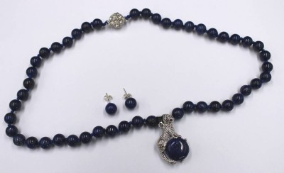 Auktion 351<br>Lapislazuli-Halskette mit Pantheranhänger, Magnetschließe, sowie  ein paar Ohrstecker, Kette L-50cm Anh. L-3,5cm [1]