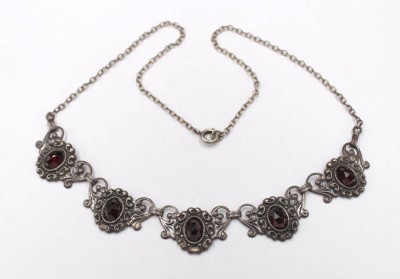 Auktion 351<br>Granatcollier, 835er Silber, 17,5gr., Steine teilw. mit Tragespuren, ca. L-43cm [1]