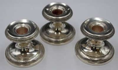 Auktion 351<br>3x kl. Kerzenhalter, Silber geprüft, Ziermonogramm, zus. 218 gr., H-6,8 cm [1]