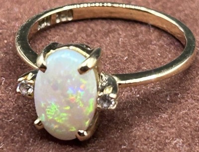 Auktion 351<br>Goldring-750 mit Opal, 2 kl. Diamanten, RG 53, 2,7 gr. [1]