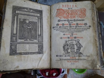 Auktion 351<br>Luther Bibel von 1685, reich illustriert, Holzeinband der Zeit,Alters- und  Gebrauchsspuren, Vorsatzseiten mit Besitzer-Daten etc., Schliessen fehlen, wohl komplett und lesbar, 38x25 cm, H-12 cm [1]