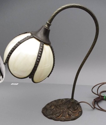 Auktion 351<br>Tischlampe im Jugendstil, Metallstand, H-40 cm, Mitte 20. Jhd. [1]