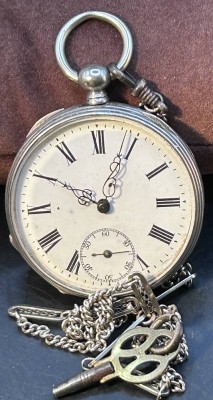 Auktion 351<br>Schlüssel Taschenuhr, Schlüssel an langer Kette anbei, Werk  läuft,  D-4,5 cm [1]