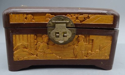 Auktion 351<br>figürlich beschnitzter Schmuckkasten, China, Schloss fehlt, H-9 cm, 17x10 cm [1]