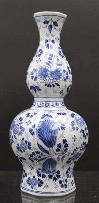 Auktion 351<br>Vase, Delft, älter, Blaumalerei in Unterglasur, H-25,5cm [1]