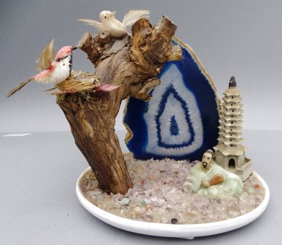 Auktion 351<br>Minatur-Landschaft mit Baum, Vögel und grosser Achat-Platte, H-15 cm, 18x14 cm, Pagode lose anbei [1]