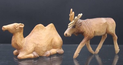 Auktion 351<br>2x Tiere für  Weihnachtskrippe, Elch und Kamel, ca. H-12,5cm [1]