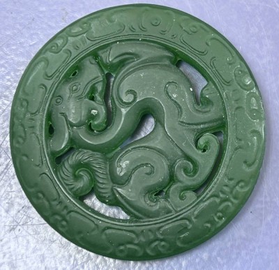 Auktion 351<br>runde Jade Schnitzerei, Drache, wohl Anhänger, D-5 cm [1]