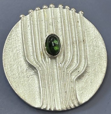 Auktion 351<br>Silberbrosche mit grünen Stein, 60-er Jahre, ca. 3x2,8 cm, , 9,2 gr. [1]