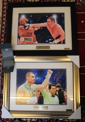 Auktion 351<br>2x gerahmt Fotografien Vitali Klitschko, je Handsigniert, ger./Glas, RG 51,5 x 63,5cm [1]