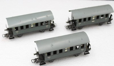 Auktion 351<br>3 x Personenwagen der 327 Serie von Märklin Spur H0 aus Blech . [1]