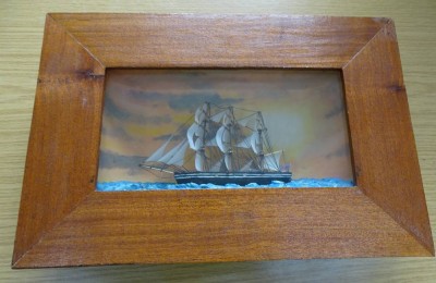 Auktion 351<br>kl. Segelschiff-Modellin Wandvitrine, 24x35 cm, T-7 cm [1]