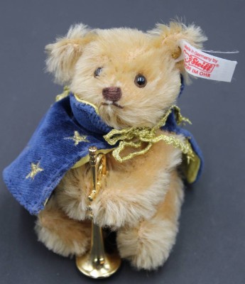 Auktion 351<br>kl. Steiff Teddy , limitierte Auflage Trompeter Nr.037887  / 297- 5000 . [1]