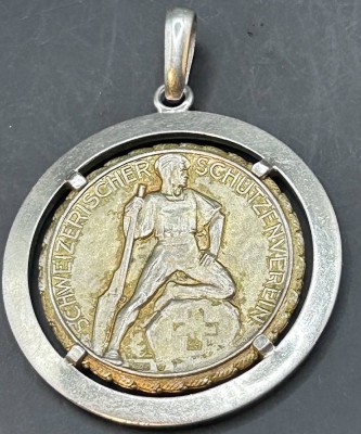 Auktion 351<br>Schweizer Schützenmedaille, Feldschützen 300 m, Silberfassung, personifiziert, Silber-925-, ehemals wohl vergoldet, D-3,7 cm, 17,9 gr [1]