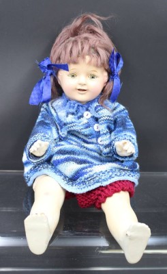 Auktion 351<br>Massepuppe Petit American-Char-Doll , Schlafaugen ,offener Mund mit Zähnchen , Kopf craqueliert ,, [1]