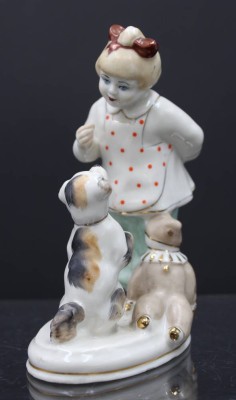 Auktion 352<br>Figurengruppe, Mädchen mit Hund, gemarkt, Ukraine, älter, ca. H-15cm B-10,5cm [1]