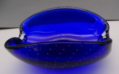 Auktion 352<br>Murano-Ascher, blau mit Luftblasen, H-7 cm, 15x11 cm [1]