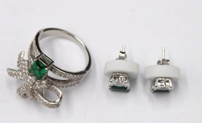 Auktion 352<br>Set, Sterling, Ring u. Ohrstecker, je mit grünem u. klarem Stein, zus. ca. 8gr., RG 57 [1]