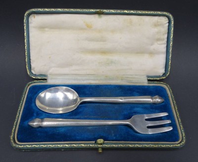 Auktion 352<br>2tlg. Kinderbesteck, London, Harrods Stores Ltd, Sterling, um 1916, in Etui, 41gr., div. kl. Druckstellen, ca. L-12,5cm [1]