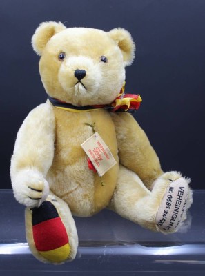 Auktion 352<br>Teddy, Hermann, Wiedervereinigung 1990, limitierte Auflage Nr. 0681/4000, H-40cm. [1]