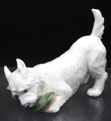 Auktion 352<br>West Highland White Terrier mit einem Schuh spielend, Royal Copenhagen, Entwurf Ada Bonfils, H-9cm [1]