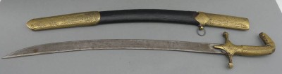 Auktion 352<br>kurzer Krumm-Säbel in Lederscheide, Messing-Monturen, L- ca. 63 cm [1]