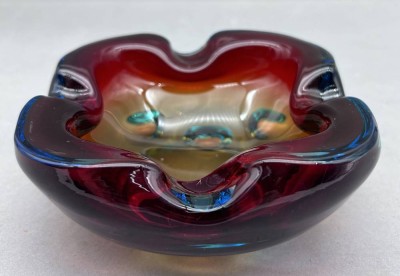 Auktion 352<br>Murano-Ascher, rot/blau/klar, H-6,5 cm, 15x15 cm [1]