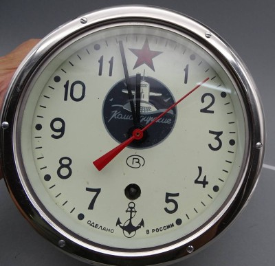 Auktion 352<br>russische U-Boot Uhr in Metallgehäuse, Werk läuft, D-20 cm [1]