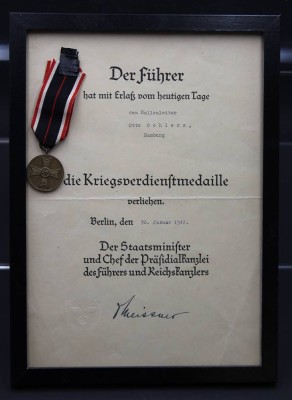 Auktion 352<br>Kriegsverdienstmedaille am Band mit Verleihungsurkunde, gerahmt, RG 32 x  23cm [1]