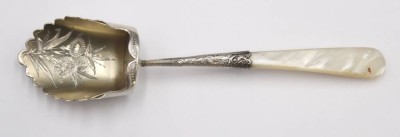 Auktion 352<br>Zuckerschütte, England, Sterling u. Perlmutt, älter, L-11,5cm [1]