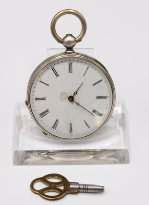 Auktion 352<br>Taschenuhr um 1900, Schlüsselwerk, Silbergehäuse, Ziffernblatt altrissig u. kl. Beschädigung, Werkläuft, D-3,8cm, Rückendeckel mit Ziermonogramm [1]