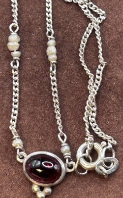 Auktion 352<br>Collier mit Anhänger-835-, roter Stein (Granat?) mit Perlchen, L-42 cm, 2,9 gr [1]